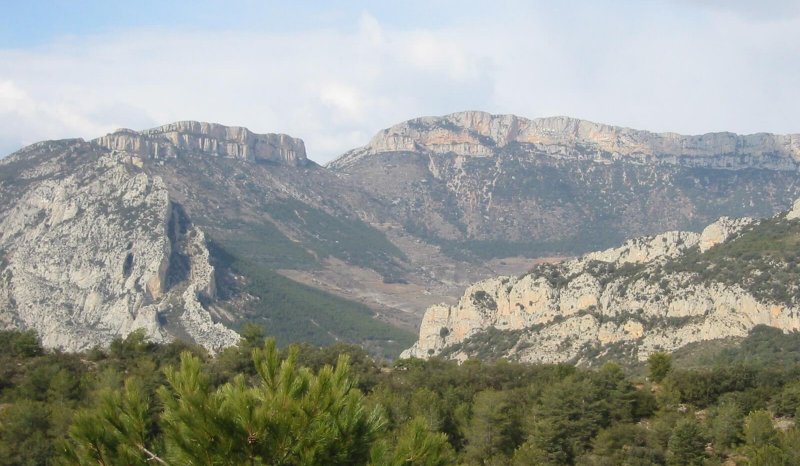 Boixois anticline viewed from the SE, with lower Cretaceous marls capped by upper Cretaceous Limestones, Tremp-Graus Basin